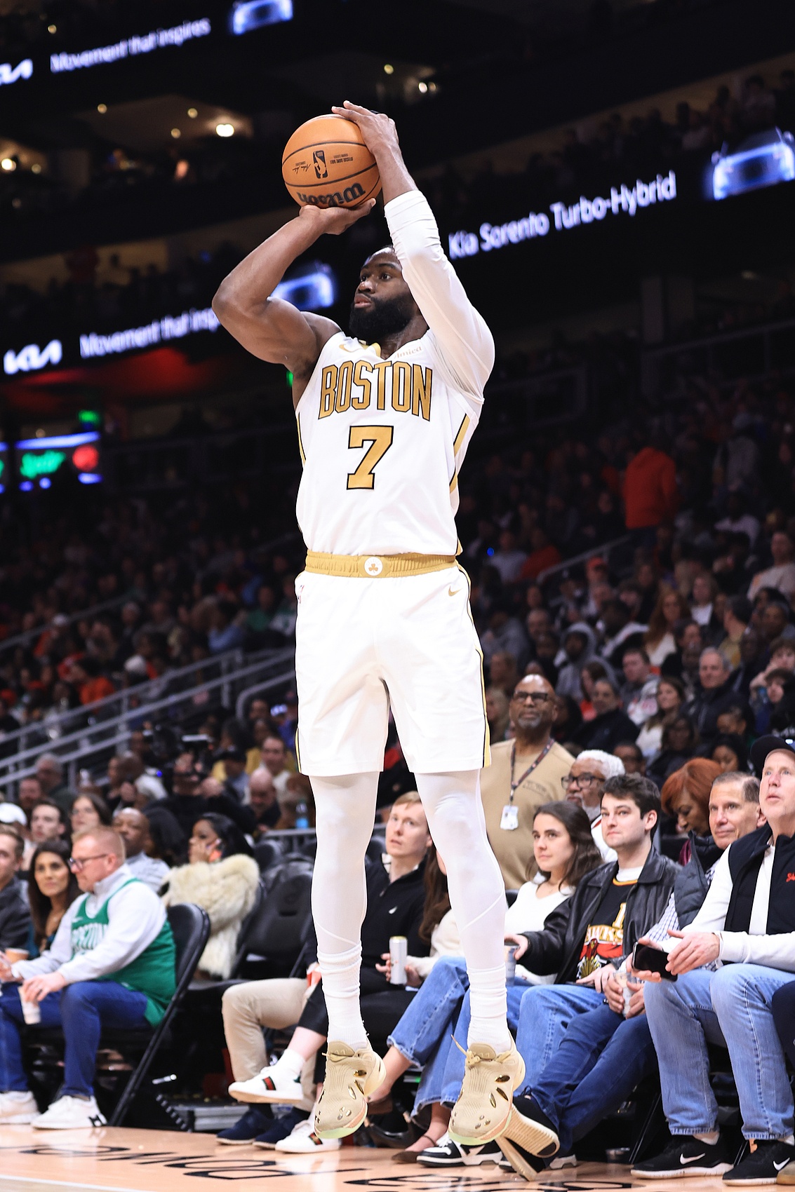 乐竞app体育下载-效率低了点！杰伦·布朗近8场场均31.1分7.3板 命中率43.6%